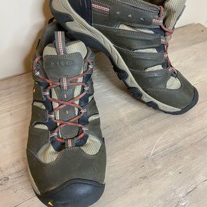 Mens KEEN hiking shoes size 11.5